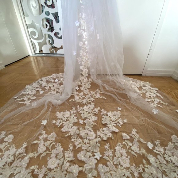 Floral wedding veil main image 4